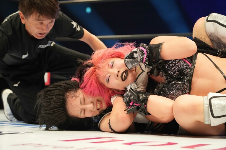 吏南をスリーパーホールドで絞める玖麗さやか　©Essei Hara