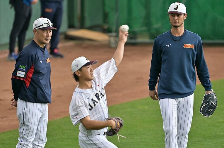 侍ジャパンで今永昇太の練習を見守るダルビッシュ有と吉井理人コーチ。WBC前からすでに吉井氏はダルビッシュの成長を感じ取っていたようだ ／ photograph by Hideki Sugiyama
