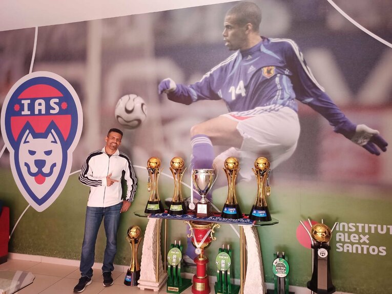 『オールドルーキー』顔負けのドラマ性… “ブラジルで運営クラブが2年連続昇格”三都主アレサンドロの引退後がスゴい〈両親・妻に直撃〉(10)