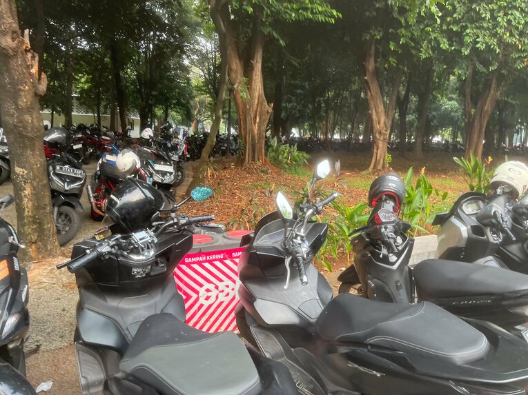 スクーターで大挙していた　©Yusuke Mimura