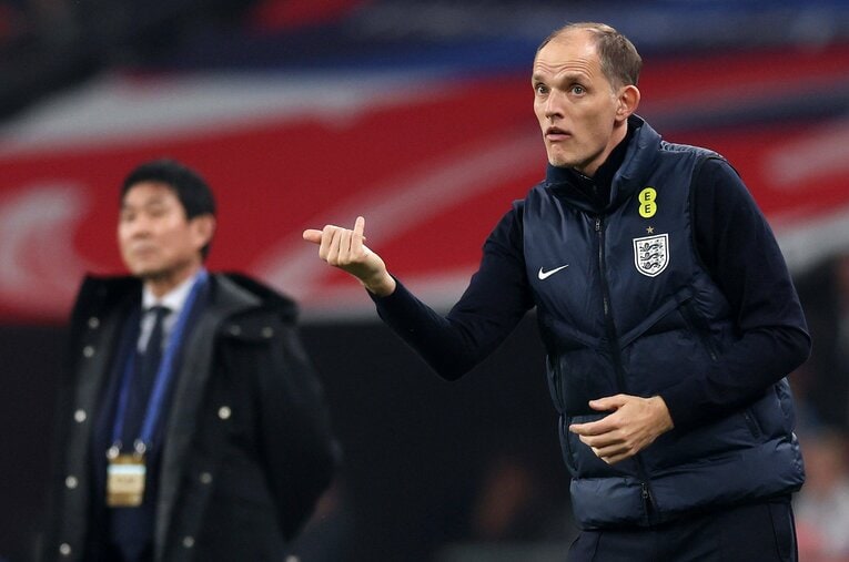 森保一監督率いる日本に敗戦したイングランド代表のトゥヘル監督。厳しい記者とのやり取りは会見後も続いていた ／ photograph by EPA/JIJI PRESS