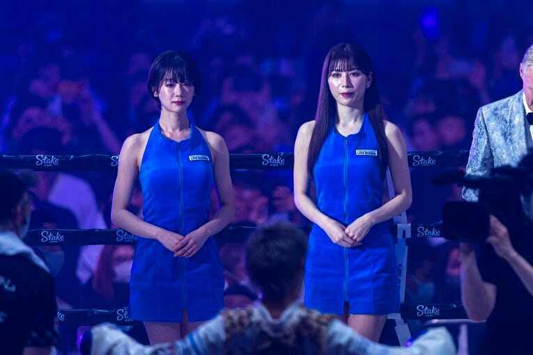 緊張した面持ちのラウンドガール　©Takuya Sugiyama