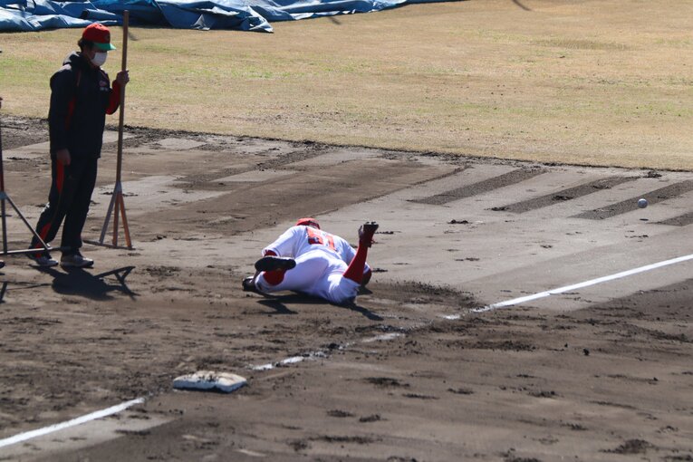 ボールに必死に飛び込む小園©Kou Hiroo