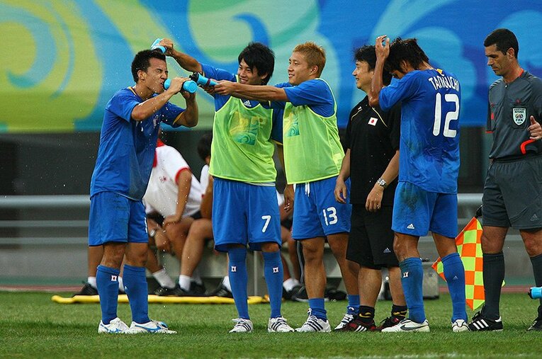 左足で跨ぎ、ジェスチャーは大きく。帰ってきた内田篤人の変化と不変。(2) ／ photograph by Naoki Ogura/JMPA