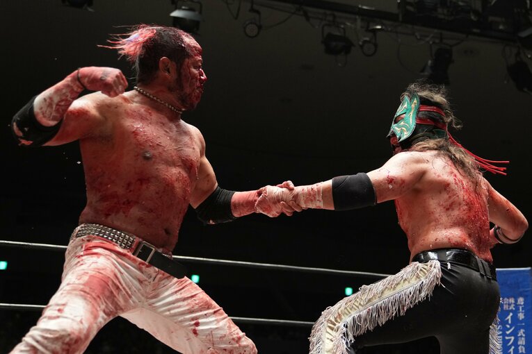 血まみれの葛西純とエル・デスペラードの意地の張り合い　©Masashi Hara