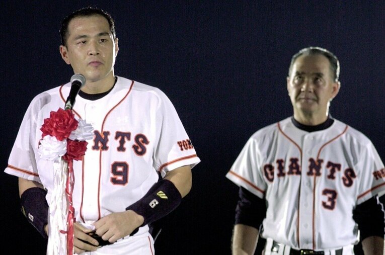 2001年9月30日、長嶋茂雄監督退任セレモニーで、引退のあいさつをする村田真一（当時37歳） ／ photograph by JIJI PRESS