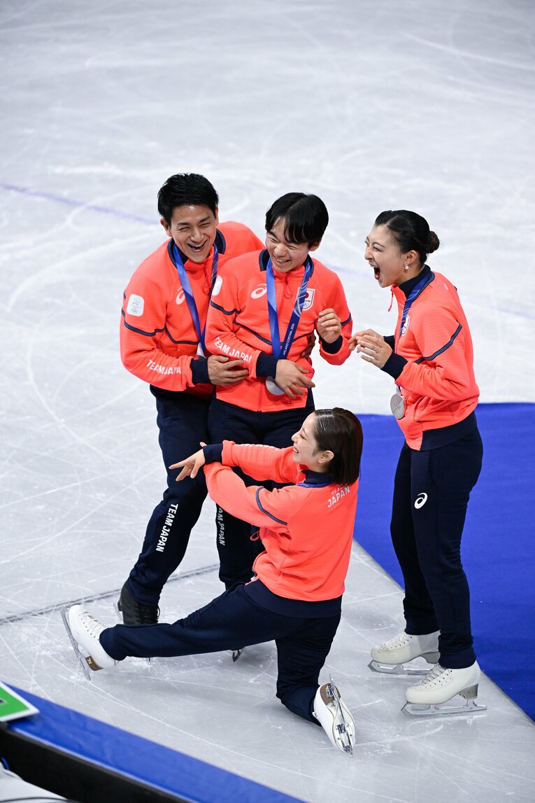 フィギュア団体で銀メダルを獲得した日本チーム　©Asami Enomoto／JMPA