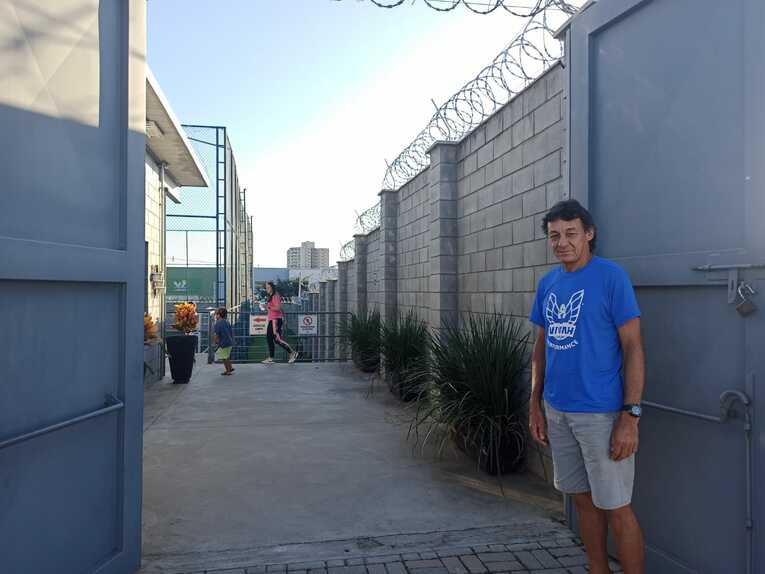 スクールの入り口で　©Hiroaki Sawada