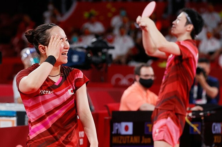 頭ごっつんした伊藤美誠 ／ photograph by Getty Images