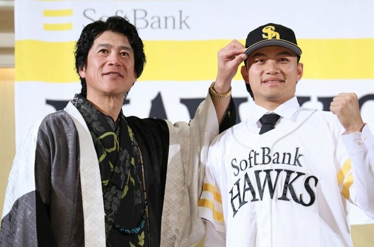 左が城島健司チーフ・ベースボール・オフィサー（CBO）。右は今季からソフトバンクでプレーする徐若熙 ／ photograph by JIJI PREEE