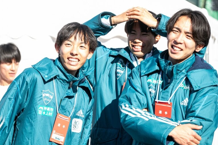 芦ノ湖で若林宏樹の到着を待つ青学大の選手たち　©Nanae Suzuki