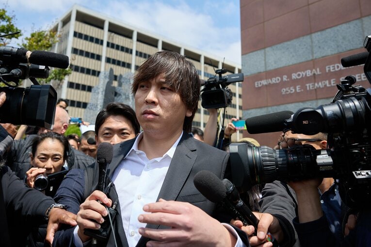 5月14日、ロサンゼルスの裁判所前で報道陣に囲まれる水原一平氏 ©︎JIJI PRESS　©︎JIJI PRESS