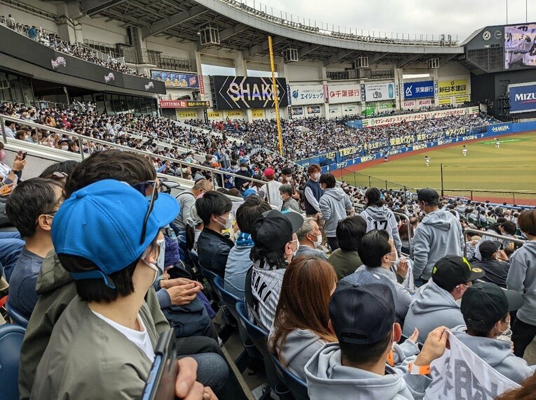 5回裏終了。通路からトイレ・売店まで人が殺到