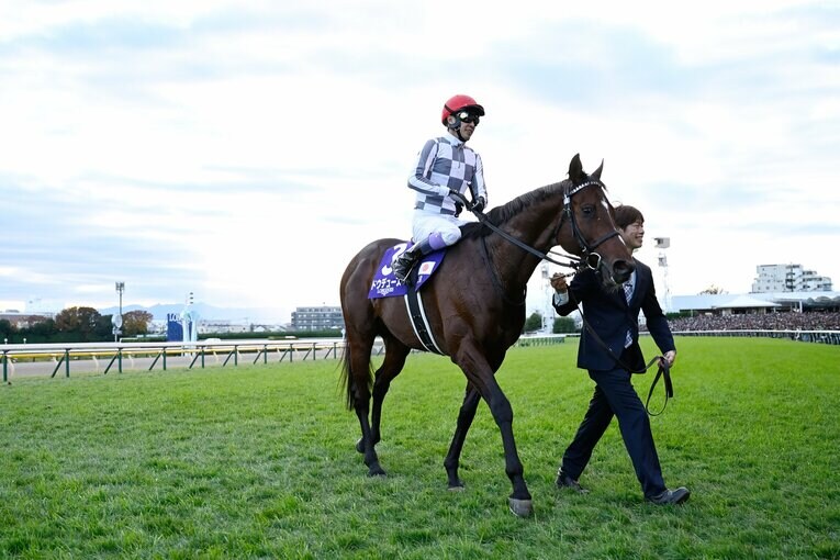 ウイニングランを終えて引きあげるドウデュースと武豊　©Keiji Ishikawa