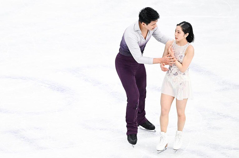 フリーの後半、ジャンプで転倒した三浦璃来は演技後に顔面蒼白で立ち尽くしたが、木原龍一が近寄り… ／ photograph by Asami Enomoto