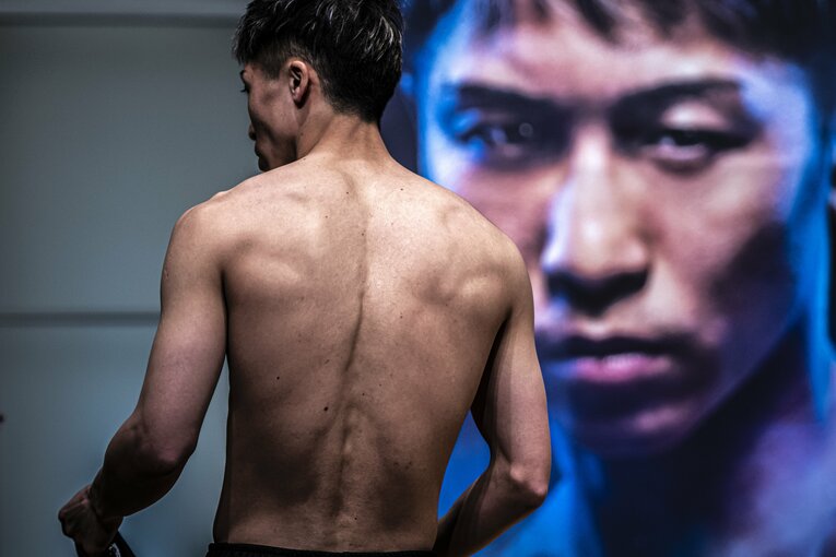 筋肉が浮き上がった井上尚弥の後ろ姿 ／ photograph by Takuya Sugiyama