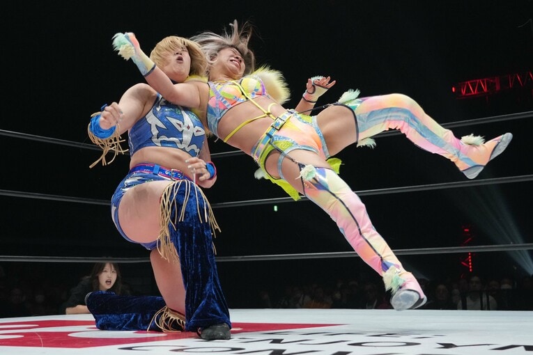 HANAKOにエルボーを叩き込む羽南　©Essei Hara