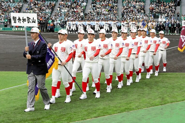 【検証1／2枚】今年のセンバツでの智弁和歌山。「伝統的な着こなしに回帰」ズボンのベルトが見えている選手が多い　©JIJI PRESS