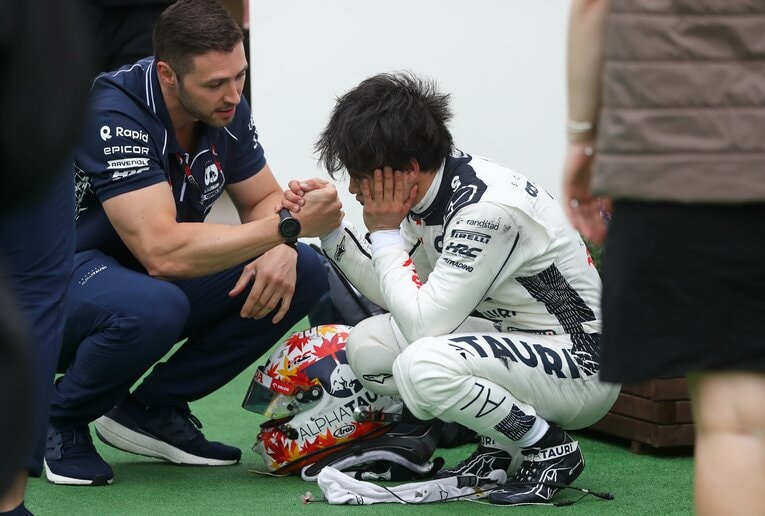 トレーナーのマイケル・イタリアーノが角田の手を握りしめる　©Getty Images