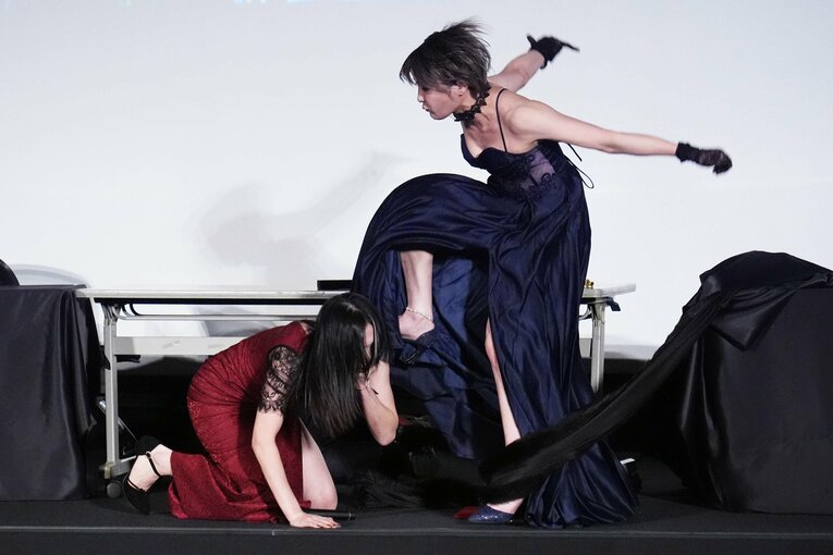 上谷沙弥を踏みつける安納サオリ　©Essei Hara