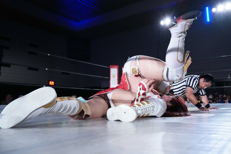 林下詩美をフォールしたビクトリア弓月　©Essei Hara