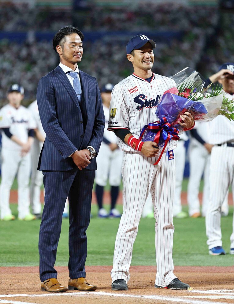 3日の試合では近藤が花束贈呈に訪れた　©JIJI PRESS