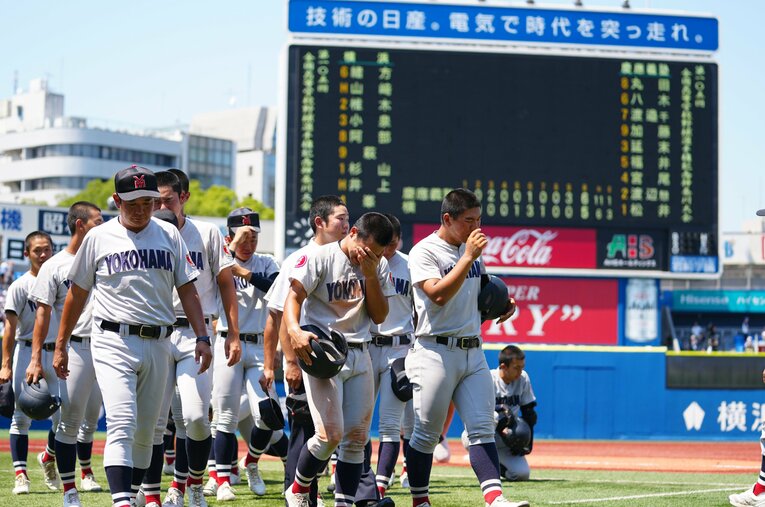 神奈川大会決勝で慶應高に敗れ涙を流す横浜高校の選手たち ／ photograph by JIJI PRESS