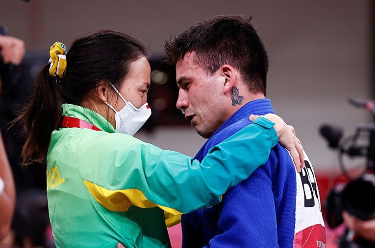 藤井裕子監督のもとで銅メダルを獲得したカルグニン。ともに涙を流した　©Agencia EFE/AFLO