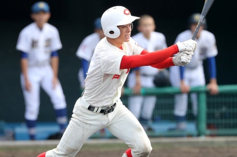 和歌山大会ではホームランを放つなど、勝利に貢献した石平創士（3年）。甲子園では背番号12をつけてチームを支えた ／ photograph by Sankei Shimbun