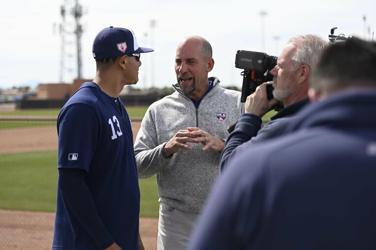 解説者のジョン・スモルツ氏（中央）。通算213勝154セーブ、サイ・ヤング賞2回を誇り、殿堂入りも果たしている　©Getty Images