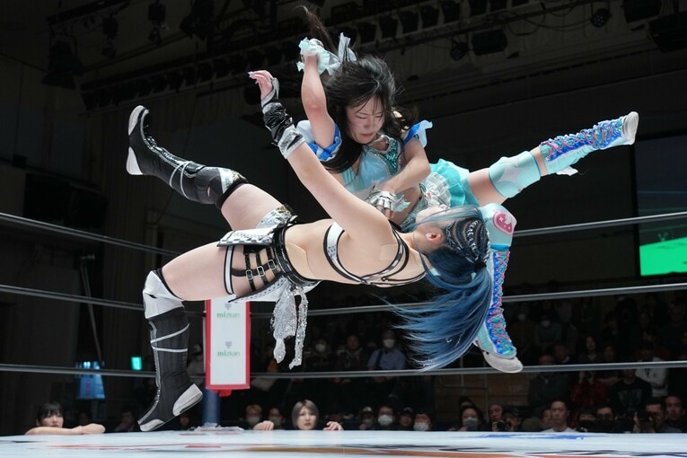 エルボーアタックを見せる玖麗さやか　©Essei Hara