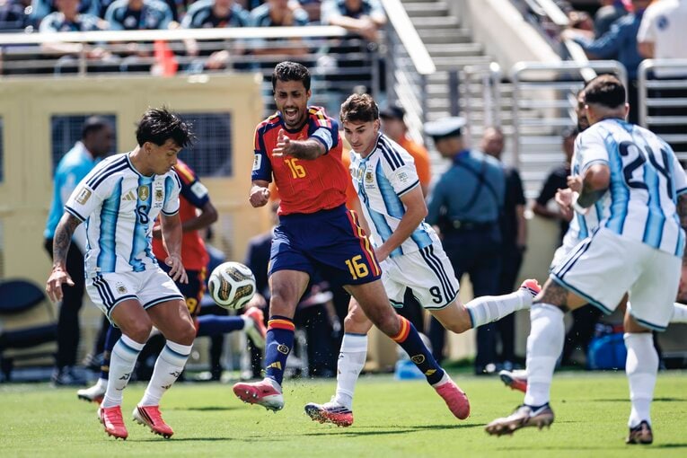 テレビ映像では伝わり切らないアルゼンチンvsスペインの決定的瞬間…写真は右に続きます　©Kiichi Matsumoto/JMPA
