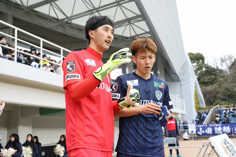 同じく新加入のMF見木友哉（右）と言葉をかわすGK小畑裕馬　©︎J.LEAGUE