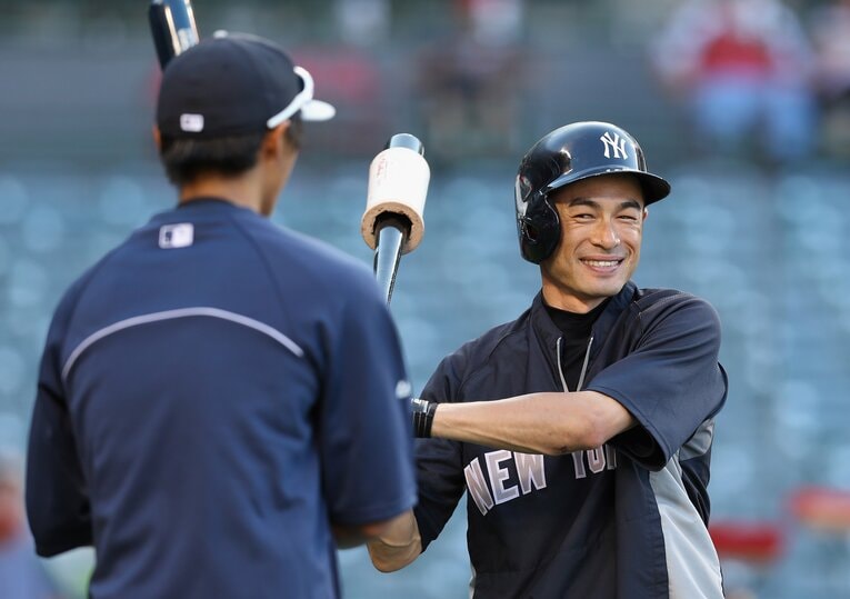 イチローと談笑する加藤（2013年）©Getty Images