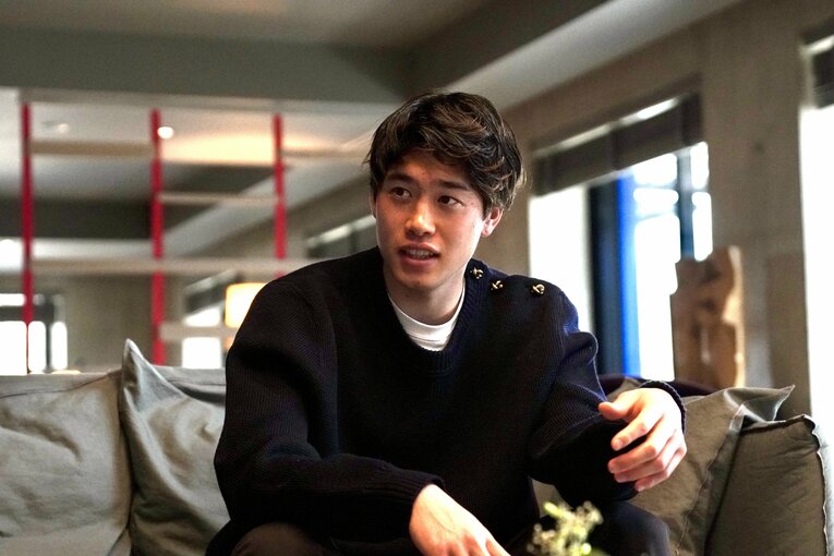 インタビュー中の鈴木　©Atsushi Iio