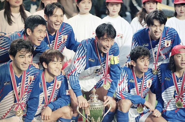 キャプテンの柱谷を囲む森保ら（1995年ダイナスティカップ）©️AP/AFLO