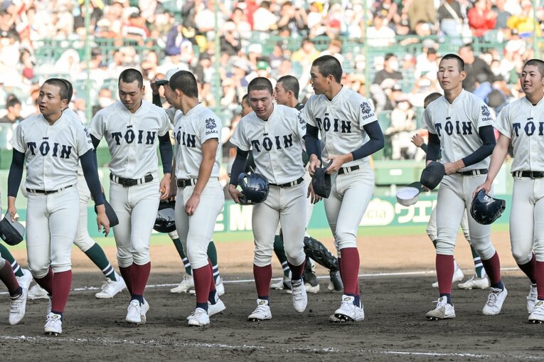 試合終了後、落胆する大阪桐蔭ナインだが……（1／全9枚）©Nanae Suzuki