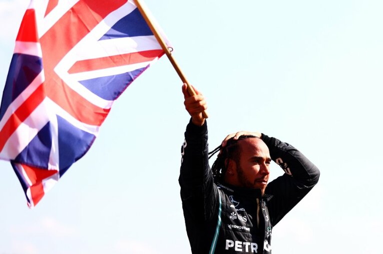 接触による10秒のペナルティをものともせず、ハミルトンは母国GPに勝利し、通算99勝目を挙げた ／ photograph by Getty Images