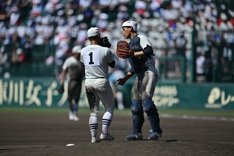 日大三のエース近藤に声をかける竹中　©Hideki Sugiyama