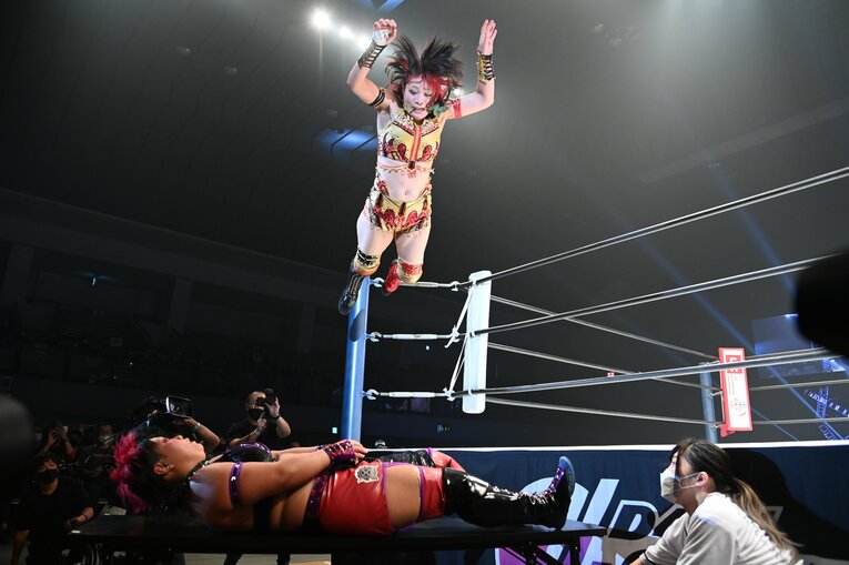 黒いバラをくわえてダイブする林下詩美（クリックすると「この記事の写真」に飛びます。流血等の写真を含みますのでご注意ください）