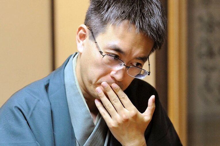 羽生善治九段。1985年に四段昇段。1993年から29年間、A級に在籍。今年度は30期ぶりにB級1組で指す ／ photograph by KYODO