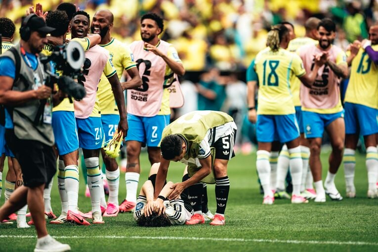 【テレビに映らなかったブラジル戦真相】試合後、涙、涙…ピッチに倒れ込む日本代表選手と励ます仲間たち。森保一監督の“痛恨の表情”も（写真は右に続きます）　©Kiichi Matsumoto/JMPA