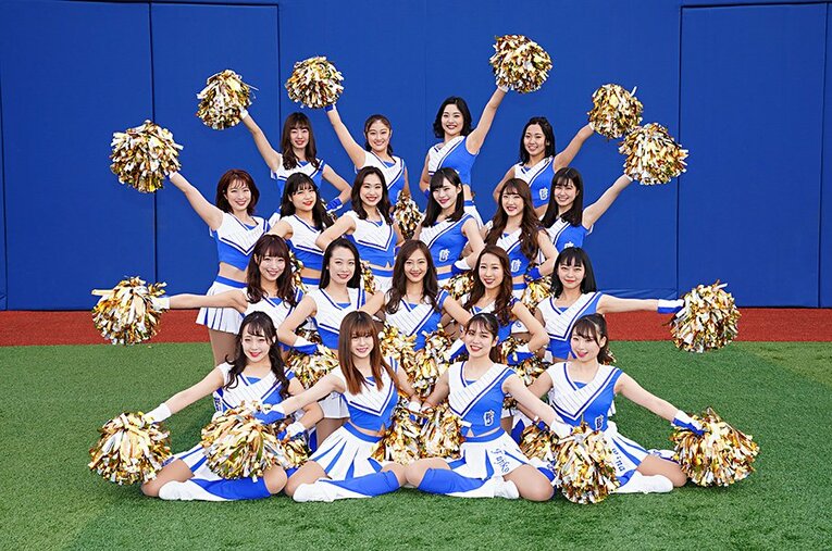 約230人から選ばれたという「diana」の皆さん。笑顔とダンスでハマスタを熱く盛り上げる。 ／ photograph by YDB