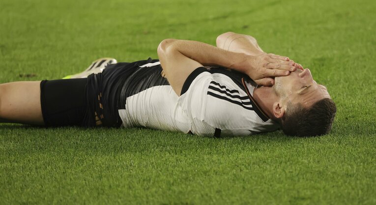 起き上がることができないドイツ選手　©DPA/JIJI PRESS