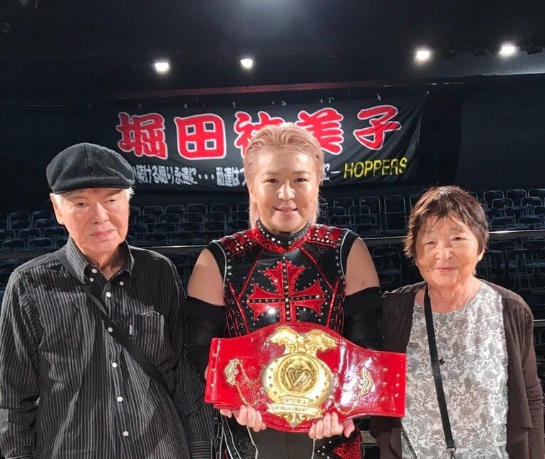 ご両親と　©本人提供