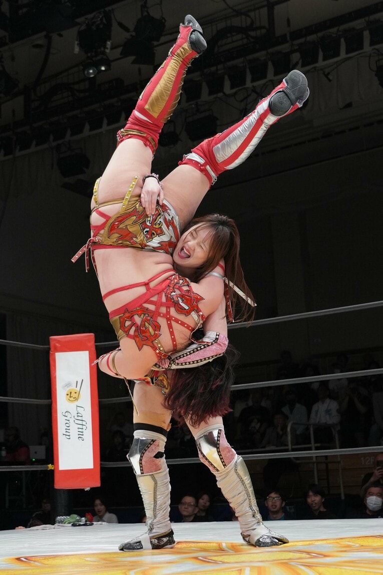 ボディスラムで林下詩美を投げる南小桃。5月16日、後楽園ホール　©Essei Hara
