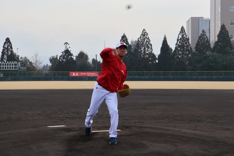 投球フォームは元プロらしい本格派　©Fumi Sawai