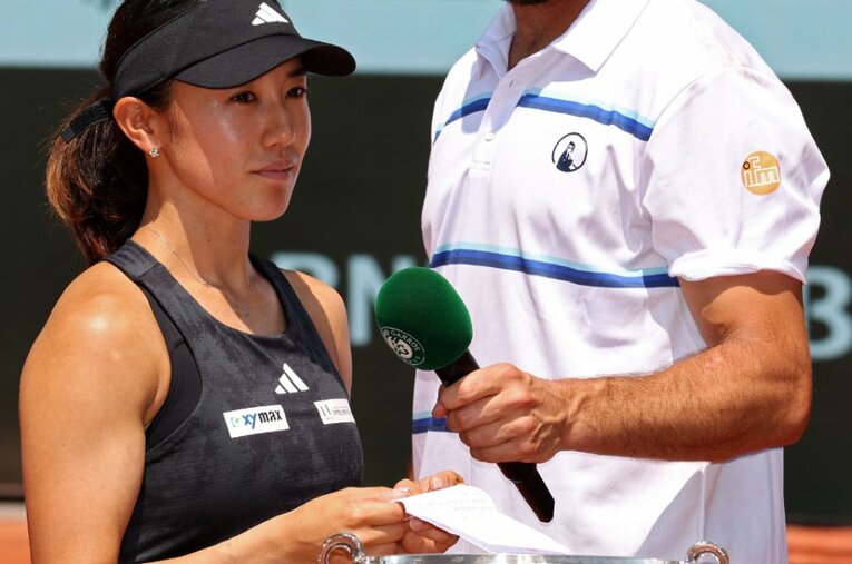 全仏オープンの女子ダブルスで”失格判定”を受けた加藤未唯は、その後の混合ダブルスで優勝し、異例のスピーチを行なった ／ photograph by Getty Images