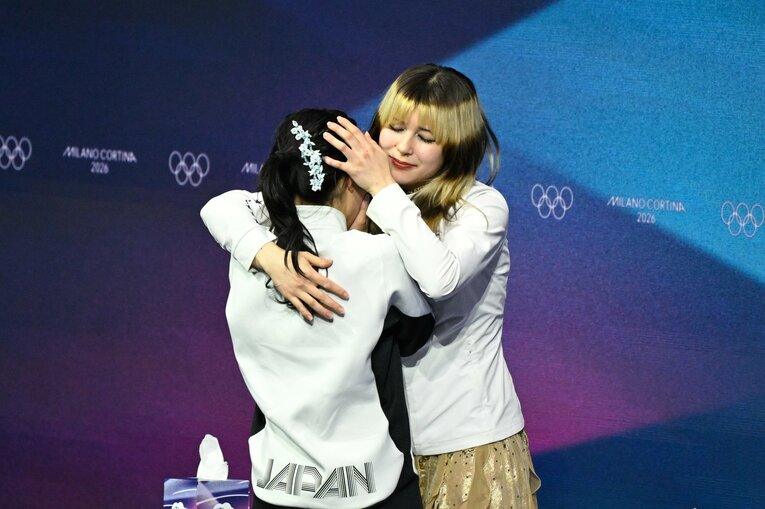 【フィギュアスケート仲良し写真】アリサ・リュウと中井、坂本のハグ写真を様々な角度から見る！（写真は右に続きます）　©Asami Enomoto/JMPA