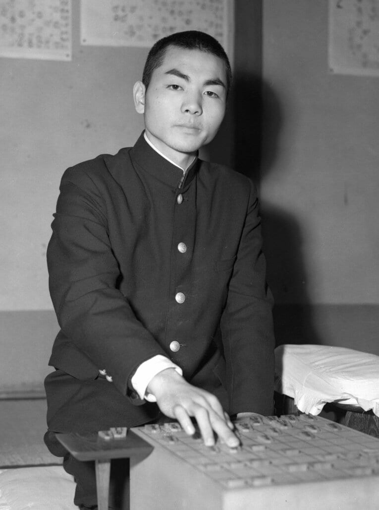 【ひふみんレア写真】デビューほどない頃、学ラン姿の加藤（写真は右へ続きます）　©Kyodo News